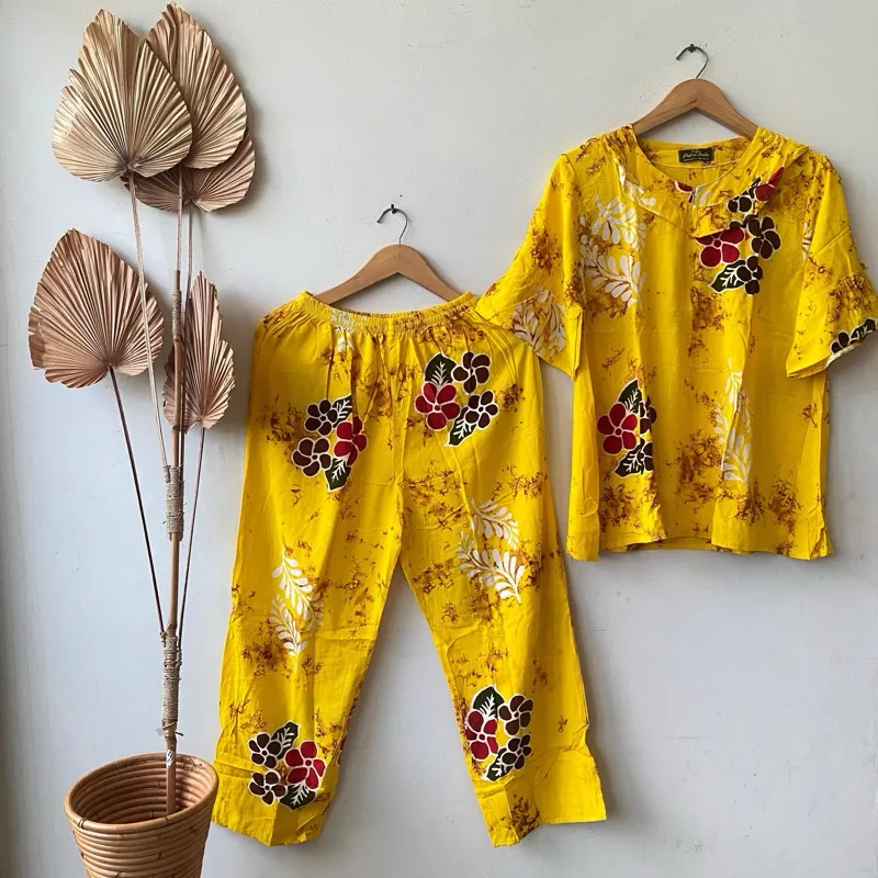 Varian Kuning Bunga Putih