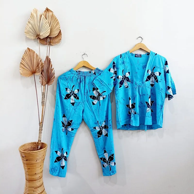 Varian Biru Bunga Putih