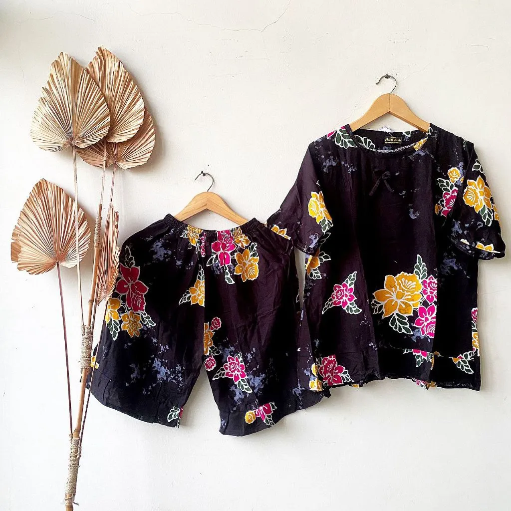 Varian Hitam Hotpants Mawar
