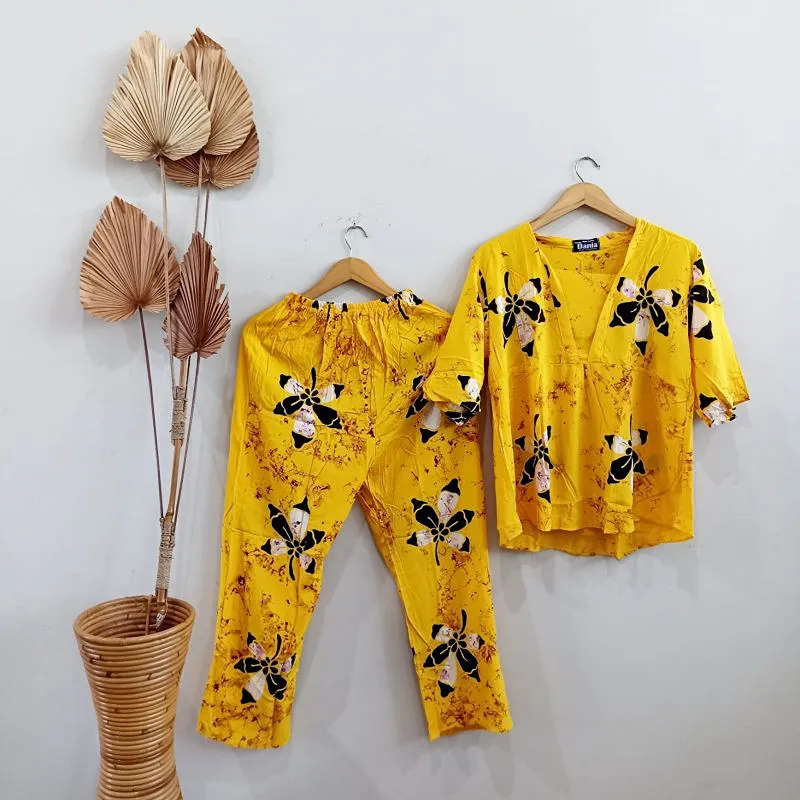 Varian Kuning Bunga Putih