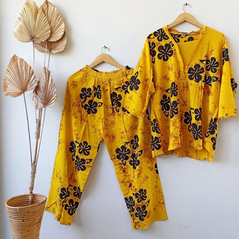 Varian Kuning Bunga Hitam